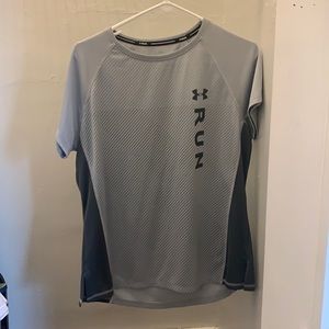 gray under armor athletic shirt